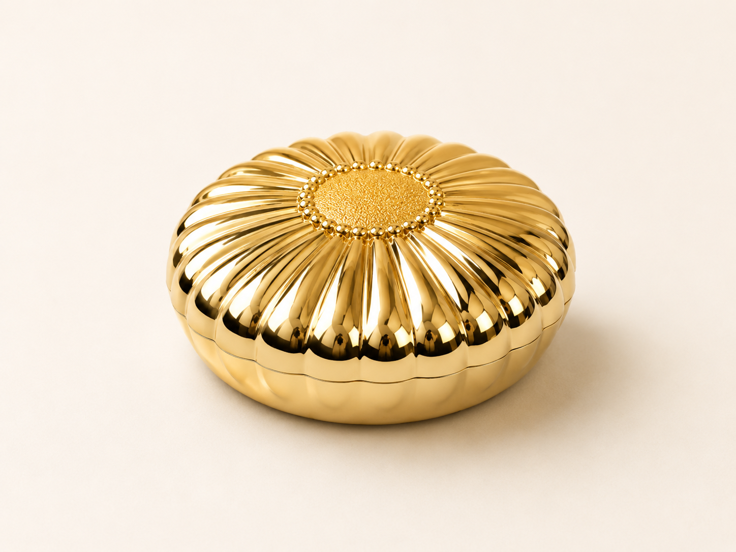 Gold vacuum-metallised fluted bottle cap, mirror finish